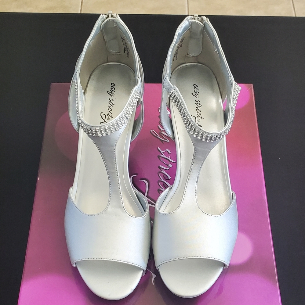 Easy Street Alive 5 Women's Silver Satin Casual Heels. Size 9M